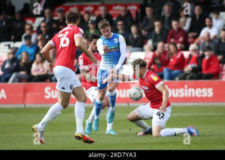 Barrows Robbie Gotts wird am Montag, den 18.. April 2022, vom Salford City-Spieler Theo Vassell während des Sky Bet League 2-Spiels zwischen Salford City und Barrow in der Moor Lane, Salford, gefoult. (Foto von Michael Driver/MI News/NurPhoto) Stockfoto