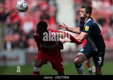 Isaiah Jones von Middlesbrough in Aktion mit Harry Toffolo von Huddersfield Town während des Sky Bet Championship-Spiels zwischen Middlesbrough und Huddersfield Town am Montag, den 18.. April 2022 im Riverside Stadium, Middlesbrough. (Foto von Mark Fletcher/MI News/NurPhoto) Stockfoto