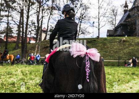 Eine traditionelle Pferdeprozession am Ostermontag in Zernica, bei Gliwice, Polen, 18.. April 2022. Während der Prozession feiern die Teilnehmer das Kommen des Frühlings und beten für den Erfolg der Ernte. Dieser Brauch wurde wahrscheinlich von Siedlern aus Bayern, Deutschland, im 17.. Jahrhundert gebracht. (Foto von Beata Zawrzel/NurPhoto) Stockfoto