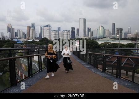 Am 18. April 2022 genießen die Menschen die Landschaften von Jakarta von der Senayan Skywalk-Brücke in Jakarta. (Foto von Aditya Irawan/NurPhoto) Stockfoto