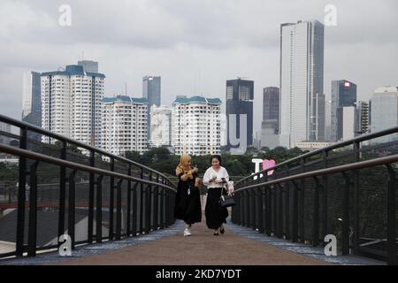 Am 18. April 2022 genießen die Menschen die Landschaften von Jakarta von der Senayan Skywalk-Brücke in Jakarta. (Foto von Aditya Irawan/NurPhoto) Stockfoto