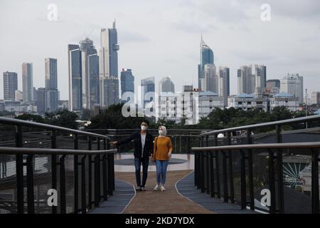 Am 18. April 2022 genießen die Menschen die Landschaften von Jakarta von der Senayan Skywalk-Brücke in Jakarta. (Foto von Aditya Irawan/NurPhoto) Stockfoto