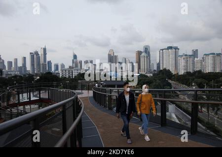 Am 18. April 2022 genießen die Menschen die Landschaften von Jakarta von der Senayan Skywalk-Brücke in Jakarta. (Foto von Aditya Irawan/NurPhoto) Stockfoto
