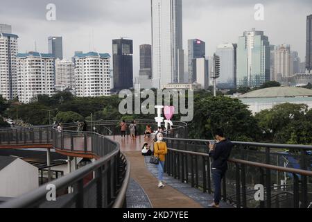 Am 18. April 2022 genießen die Menschen die Landschaften von Jakarta von der Senayan Skywalk-Brücke in Jakarta. (Foto von Aditya Irawan/NurPhoto) Stockfoto