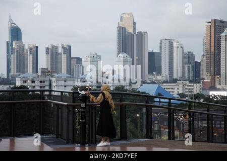 Am 18. April 2022 genießen die Menschen die Landschaften von Jakarta von der Senayan Skywalk-Brücke in Jakarta. (Foto von Aditya Irawan/NurPhoto) Stockfoto
