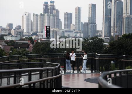 Am 18. April 2022 genießen die Menschen die Landschaften von Jakarta von der Senayan Skywalk-Brücke in Jakarta. (Foto von Aditya Irawan/NurPhoto) Stockfoto