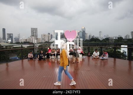 Am 18. April 2022 genießen die Menschen die Landschaften von Jakarta von der Senayan Skywalk-Brücke in Jakarta. (Foto von Aditya Irawan/NurPhoto) Stockfoto
