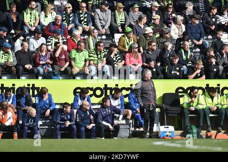 John Sheridan (Cheftrainer) von Oldham Athletic beim Sky Bet League 2-Spiel zwischen Forest Green Rovers und Oldham Athletic am Montag, den 18.. April 2022, im New Lawn, Nailsworth. (Foto von ddie Garvey/MI News/NurPhoto) Stockfoto