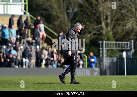 John Sheridan (Cheftrainer) von Oldham Athletic beim Sky Bet League 2-Spiel zwischen Forest Green Rovers und Oldham Athletic am Montag, den 18.. April 2022, im New Lawn, Nailsworth. (Foto von ddie Garvey/MI News/NurPhoto) Stockfoto