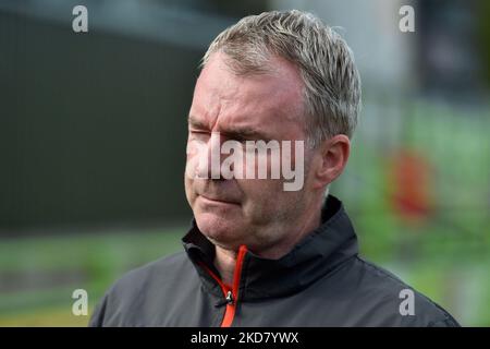 John Sheridan (Cheftrainer) von Oldham Athletic beim Sky Bet League 2-Spiel zwischen Forest Green Rovers und Oldham Athletic am Montag, den 18.. April 2022, im New Lawn, Nailsworth. (Foto von ddie Garvey/MI News/NurPhoto) Stockfoto