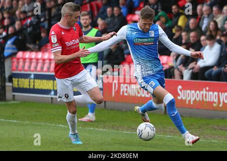 Barrows Patrick Brough löst sich während des Sky Bet League 2-Spiels zwischen Salford City und Barrow in Moor Lane, Salford, am Montag, den 18.. April 2022, von Matt Smith aus Salford. (Foto von Michael Driver/MI News/NurPhoto) Stockfoto