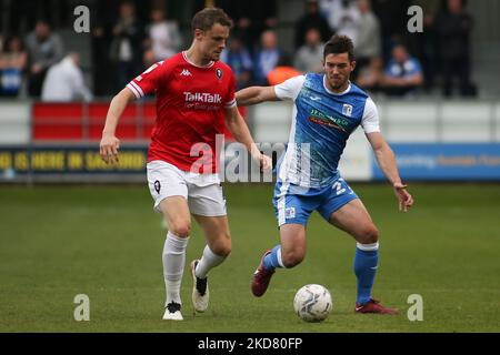 Matt Smith von Salford City wird am Montag, den 18.. April 2022, im Sky Bet League 2-Spiel zwischen Salford City und Barrow in Moor Lane, Salford, von Barrow, Niall Canavan herausgefordert. (Foto von Michael Driver/MI News/NurPhoto) Stockfoto