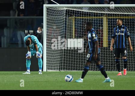 Juan Musso (Atalanta BC) schaut nach dem zweiten Treffer des FC Hellas Verona während des spiels der italienischen Fußballserie A Atalanta BC gegen den FC Hellas Verona am 18. April 2022 im Gewiss Stadium in Bergamo, Italien (Foto: Francesco Scaccianoce/LiveMedia/NurPhoto) Stockfoto