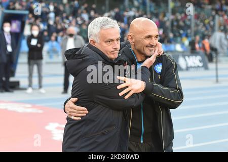 Jose Mourinho Cheftrainer von AS Roma und Cheftrainer des SSC Napoli Luciano Spalletti während des Serie-A-Spiels zwischen SSC Napoli und AS Roma im Stadio Diego Armando Maradona Neapel Italien am 18. April 2022. (Foto von Franco Romano/NurPhoto) Stockfoto