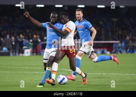 Felix Afena-Gyan von AS Roma kämpft am 18. April 2022 im Stadio Diego Armando Maradona Naples Italy mit Kalidou Koulibaly vom SSC Napoli um den Ball. (Foto von Franco Romano/NurPhoto) Stockfoto