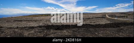 Die malerischen dampfenden Krater und Lavaströme rund um den Aussichtspunkt Mauna Ulu, den Hawaiʻi Volcanoes National Park auf Big Island HI Stockfoto