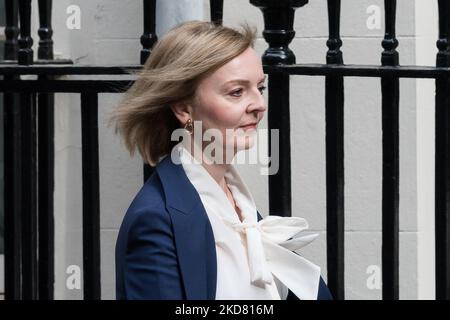 LONDON, VEREINIGTES KÖNIGREICH - 19. APRIL 2022: Ministerin für auswärtige Angelegenheiten, Commonwealth- und Entwicklungsfragen, Ministerin für Frauen und Qualitäten Liz Truss kommt in der Downing Street an, um am 19. April 2022 in London, England, an der wöchentlichen Kabinettssitzung teilzunehmen. Heute ist Boris Johnsons 1000.-tägiger Amtstag als britischer Premierminister. (Foto von Wiktor Szymanowicz/NurPhoto) Stockfoto