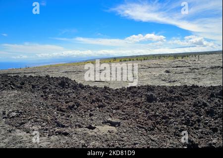 Die malerischen dampfenden Krater und Lavaströme rund um den Aussichtspunkt Mauna Ulu, den Hawaiʻi Volcanoes National Park auf Big Island HI Stockfoto