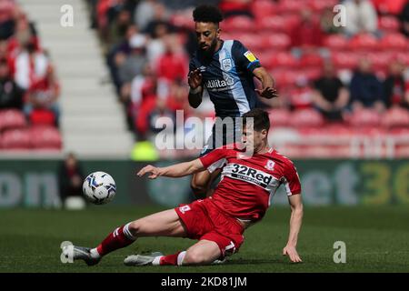 Paddy McNair von Middlesbrough kämpft am Montag, den 18.. April 2022, mit Sorba Thomas von Huddersfield Town während des Sky Bet Championship-Spiels zwischen Middlesbrough und Huddersfield Town im Riverside Stadium, Middlesbrough. (Foto von Mark Fletcher/MI News/NurPhoto) Stockfoto