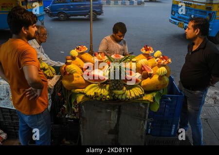 Ein Obstverkäufer wird gesehen, wie er am 19. April 2022 in Kalkutta, Indien, am Abend vor iftar Salate verkauft. (Foto von Debarchan Chatterjee/NurPhoto) Stockfoto