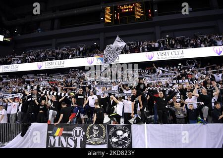 Unterstützer von U-BT während des Spiels U-BT Cluj-Napoca gegen MHP Riesen Ludwigsburg, Basketball Champions League, BT Arena, Cluj-Napoca, Rumänien 19. April 2022 (Foto: Flaviu Buboi/NurPhoto) Stockfoto