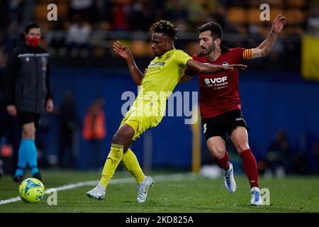 Jose Gaya (R) von Valencia CF kämpft beim La Liga Santander Spiel zwischen Villarreal CF und Valencia CF am 19. April 2022 in Villarreal, Spanien, um den Ball mit Samu Chukwueze von Villarreal CF. (Foto von David Aliaga/NurPhoto) Stockfoto