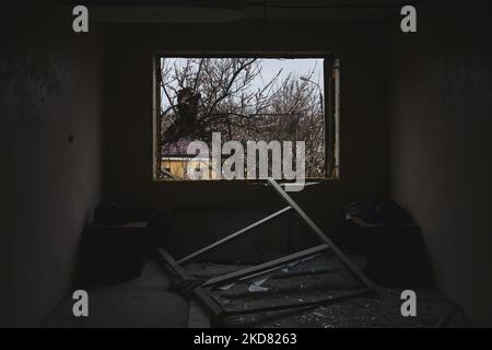Eine Wohnung in der Stadt Borodyanka, Region Kiew, wurde durch den Beschuss zerstört (Foto: Oleg Pereverzev/NurPhoto) Stockfoto