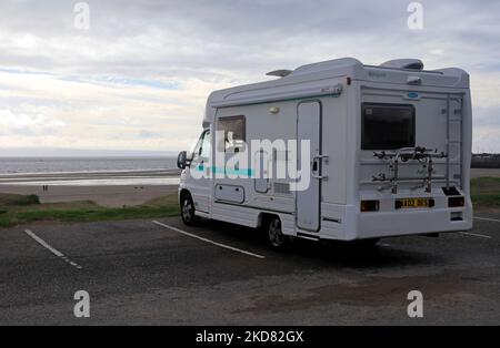 Wohnmobil mit Blick auf den Strand bei Porthcawl. Oktober 2022. Herbst. Stockfoto