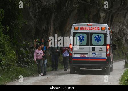 Touristen verlassen Aguas Caliente auf dem Weg zur Hidroeléctrica. Den zweiten Tag in Folge hat PeruRail den Betrieb auf der Strecke Cusco-Machu Picchu wegen des Streiks gegen steigende Lebensmittel- und Kraftstoffpreise eingestellt und Tausende unschuldiger Touristen auf alternativen Strecken von Aguas Calientes nach Cusco City zurückgehalten. Am Dienstag, den 19. April 2022, in Aguas Calientes, Cusco, Peru. (Foto von Artur Widak/NurPhoto) Stockfoto