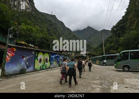 Touristen, die am zweiten Tag in Folge nach Aguas Calientes eintrafen, setzte PeruRail aufgrund des Streiks gegen die steigenden Nahrungsmittel- und Kraftstoffpreise den Betrieb auf der Strecke Cusco-Machu Picchu aus und versuchte Tausende unschuldiger Touristen, über alternative Strecken von Aguas Calientes nach Cusco City zurückzukehren. Am Dienstag, den 19. April 2022, in Aguas Calientes, Cusco, Peru. (Foto von Artur Widak/NurPhoto) Stockfoto