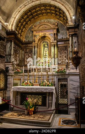 Eine Innenansicht des Heiligen Hauses und der Statue der Schwarzen Jungfrau in der Kirche Santuario della Santa Casa (Madonna di Loreto) in Loreto (Anconica), Italien am 16. April 2022. Jedes Jahr erreichen etwa 4 Millionen Pilger das Heiligtum, um die „Schwarze Jungfrau“ zu beten. (Foto von Lorenzo Di Cola/NurPhoto) Stockfoto