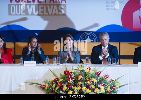 Der kolumbianische Präsident Ivan Duque (Mitte) und die First Lady Maria Juliana Ruiz (links) sowie der südkoreanische Minister für Kultur, Sport und Tourismus Hwang Hee (rechts) während der Eröffnung der Internationalen Buchmesse (FILBO) in Bogota, Kolumbien, am 19. April 2022. Seit Beginn der COVID-19-Pandemie mit Südkorea als Gastland öffnete die Buchmesse ihre Pforten für Besucher. (Foto von Sebastian Barros/NurPhoto) Stockfoto