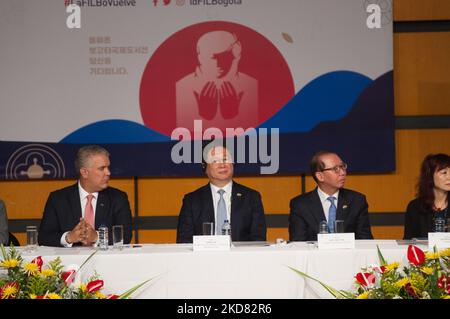 Der kolumbianische Präsident Ivan Duque (links) und der Minister für Kultur, Sport und Bildung des Südkorans Hwang Hee (rechts) während der Eröffnung der Internationalen Buchmesse (FILBO) in Bogota, Kolumbien, am 19. April 2022. Seit Beginn der COVID-19-Pandemie mit Südkorea als Gastland öffnete die Buchmesse ihre Pforten für Besucher. (Foto von Sebastian Barros/NurPhoto) Stockfoto