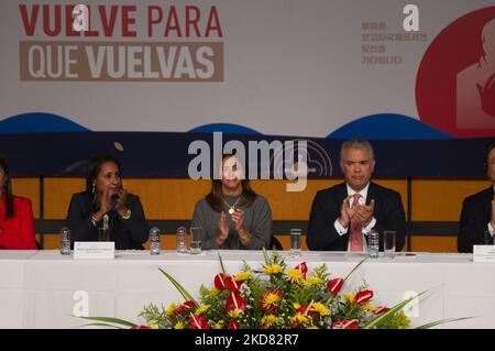 Der kolumbianische Präsident Ivan Duque (Mitte) und die First Lady Maria Juliana Ruiz (links) sowie der südkoreanische Minister für Kultur, Sport und Tourismus Hwang Hee (rechts) während der Eröffnung der Internationalen Buchmesse (FILBO) in Bogota, Kolumbien, am 19. April 2022. Seit Beginn der COVID-19-Pandemie mit Südkorea als Gastland öffnete die Buchmesse ihre Pforten für Besucher. (Foto von Sebastian Barros/NurPhoto) Stockfoto