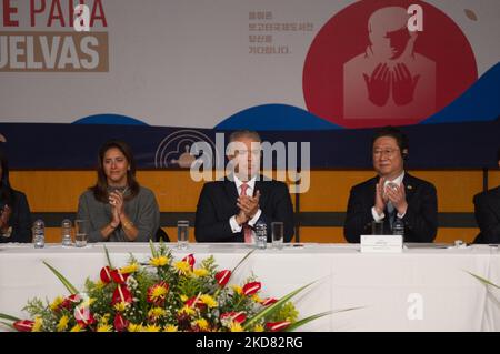 Der kolumbianische Präsident Ivan Duque (Mitte) und die First Lady Maria Juliana Ruiz (links) sowie der südkoreanische Minister für Kultur, Sport und Tourismus Hwang Hee (rechts) während der Eröffnung der Internationalen Buchmesse (FILBO) in Bogota, Kolumbien, am 19. April 2022. Seit Beginn der COVID-19-Pandemie mit Südkorea als Gastland öffnete die Buchmesse ihre Pforten für Besucher. (Foto von Sebastian Barros/NurPhoto) Stockfoto