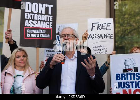 LONDON, VEREINIGTES KÖNIGREICH – 20. APRIL 2022: Der ehemalige Vorsitzende der Labour Party, Jeremy Corbyn, wendet sich vor dem Richtergericht in Westminster an die Anhänger von Julian Assange, wo ein Bezirksrichter am 20. April 2022 in London, England, Julian Asangs Auslieferungsbefehl in den USA erlässt und ihn zur Genehmigung an Innenminister Priti Patel schickt. Julian Assange, der Gründer von WikiLeaks, wurde gemäß dem US-Spionagegesetz von 1917 aufgrund von 17 Anklagepunkten angeklagt, weil er geheime US-Militärdokumente einholt, sammelt und veröffentlicht hat. Bei Auslieferung und für schuldig befunden wird er zu 175 Jahren Gefängnis verurteilt. (Foto von Wiktor Szyman Stockfoto