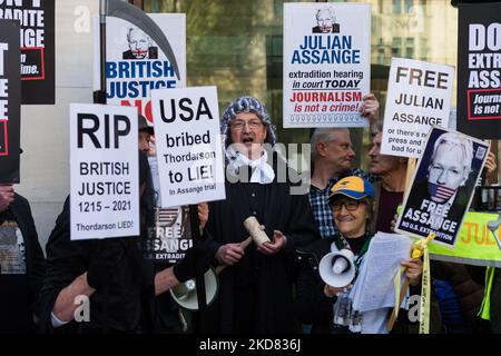 LONDON, VEREINIGTES KÖNIGREICH - 20. APRIL 2022: Anhänger von Julian Assange versammeln sich vor dem Amtsgericht von Westminster, wo ein Bezirksrichter Julian Assanges Auslieferungsbefehl der USA ausstellen und ihn am 20. April 2022 in London, England, zur Genehmigung an Innenminister Priti Patel senden wird. Julian Assange, der Gründer von WikiLeaks, wurde gemäß dem US-Spionagegesetz von 1917 aufgrund von 17 Anklagepunkten angeklagt, weil er geheime US-Militärdokumente einholt, sammelt und veröffentlicht hat. Bei Auslieferung und für schuldig befunden wird er zu 175 Jahren Gefängnis verurteilt. (Foto von Wiktor Szymanowicz/NurPhoto) Stockfoto