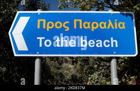 Blaue und weiße Straßenschilder.Pros paralia / zum Strand . Zweisprachig. Lesbos Aussicht. Schilder. Stockfoto