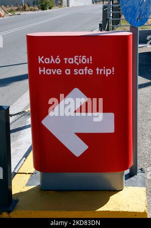 Kalo Taxidi - Halten Sie ein gutes Tourenschild in einer Garage in Griechenland. Zeichen. Zweisprachiges Griechisch-Englisch Stockfoto