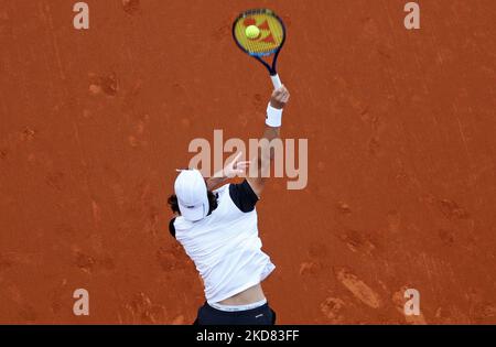 Lloyd Harris während des Spiels gegen Albert Ramos Vinolas , das dem Tennisturnier der Barcelona Open Banc Sabadell, 69. Conde de Godo Trophy, am 20.. April 2022 in Barcelona entspricht. (Foto von Joan Valls/Urbanandsport/NurPhoto) Stockfoto