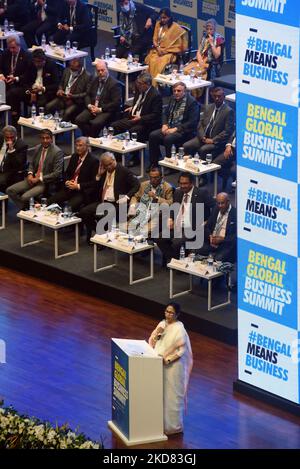 Die westbengalische Chefministerin Mamata Banerjee hält ihre Rede während der Eröffnung des Bengalen Global Business Summit (BGBS) am Mittwoch, den 20,2022. April 6. in Kalkutta, Indien. (Foto von Debajyoti Chakraborty/NurPhoto) Stockfoto