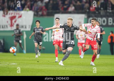 André Silva von RB Leipzig kämpft mit Timo Baumgartl von der Union Berlin während RB Leipzig gegen den FC Union Berlin, DFB-Pokal Halbfinale in der Red Bull Arena, Leipzig, Deutschland am 20. April 2022. (Foto von Ulrik Pedersen/NurPhoto) Stockfoto