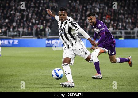 Juventus-Verteidiger Alex Sandro (12) schießt den Ball während des Coppa Italia-Halbfinalspiels JUVENTUS - FIORENTINA am 20. April 2022 im Allianz-Stadion in Turin, Piemont, Italien. (Foto von Matteo Bottanelli/NurPhoto) Stockfoto