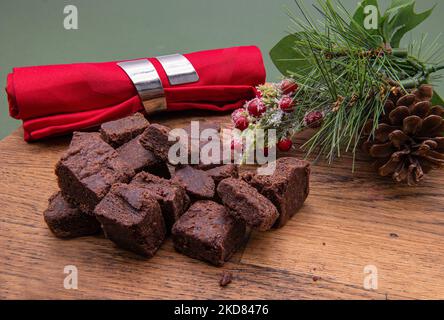 Brownies auf einem hölzernen Servierbrett mit weihnachtsschmuck. Stockfoto