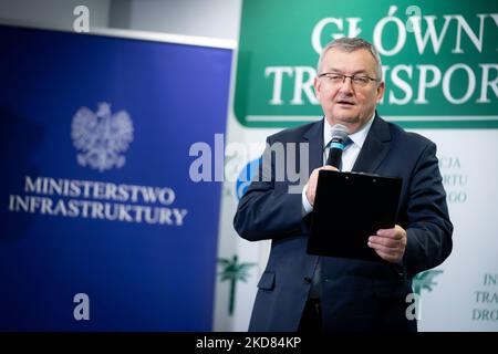 Der polnische Infrastrukturminister Andrzej Adamczyk während des Online-Bildungstreffens über die Grundprinzipien der Straßenverkehrssicherheit für Kinder aus der Ukraine am 21. April 2022 in Warschau, Polen (Foto: Mateusz Wlodarczyk/NurPhoto) Stockfoto