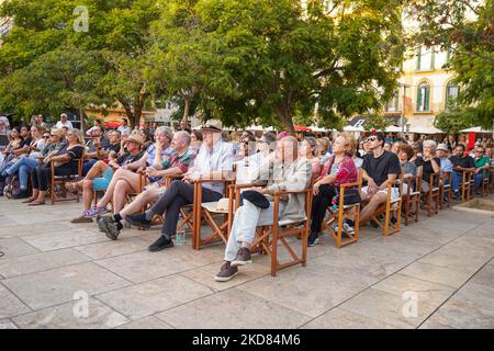 Besucher des jährlichen Jazzfestivals von Malaga, Jazzabierto. Die Plaza de merced in Malaga, Spanien, wird im Freien und in Bars gefeiert. Stockfoto