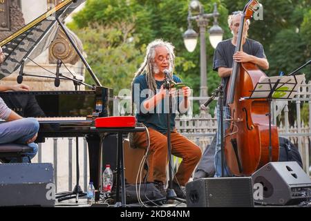 Jazz-Festival in Malaga, Jazzabierto. Mit Rubem Dantas, brasilianischer Perkussionist für Jazz-Fusion, Plaza de merced, Malaga, Spanien. Stockfoto