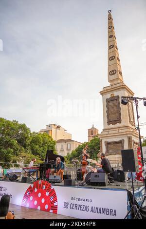 Jazz-Festival in Malaga, Jazzabierto. Mit Rubem Dantas, brasilianischer Perkussionist für Jazz-Fusion, Plaza de merced, Malaga, Spanien. Stockfoto