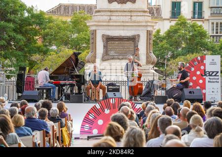 Jazz-Festival in Malaga, Jazzabierto. Mit Rubem Dantas, brasilianischer Perkussionist für Jazz-Fusion, Plaza de merced, Malaga, Spanien. Stockfoto