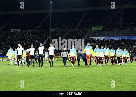 Spieler beider Teams, die mit der ukrainischen Flagge für das Friedensspiel zwischen CFR Cluj und FC Dynamo Kiev, Dr. Constantin Radulescu Stadium, Cluj-Napoca, Rumänien, 20. April 2022 auf den Platz kommen (Foto: Flaviu Buboi/NurPhoto) Stockfoto